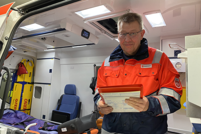 Frank Twardy in Malteser Uniform im Krankenwagen