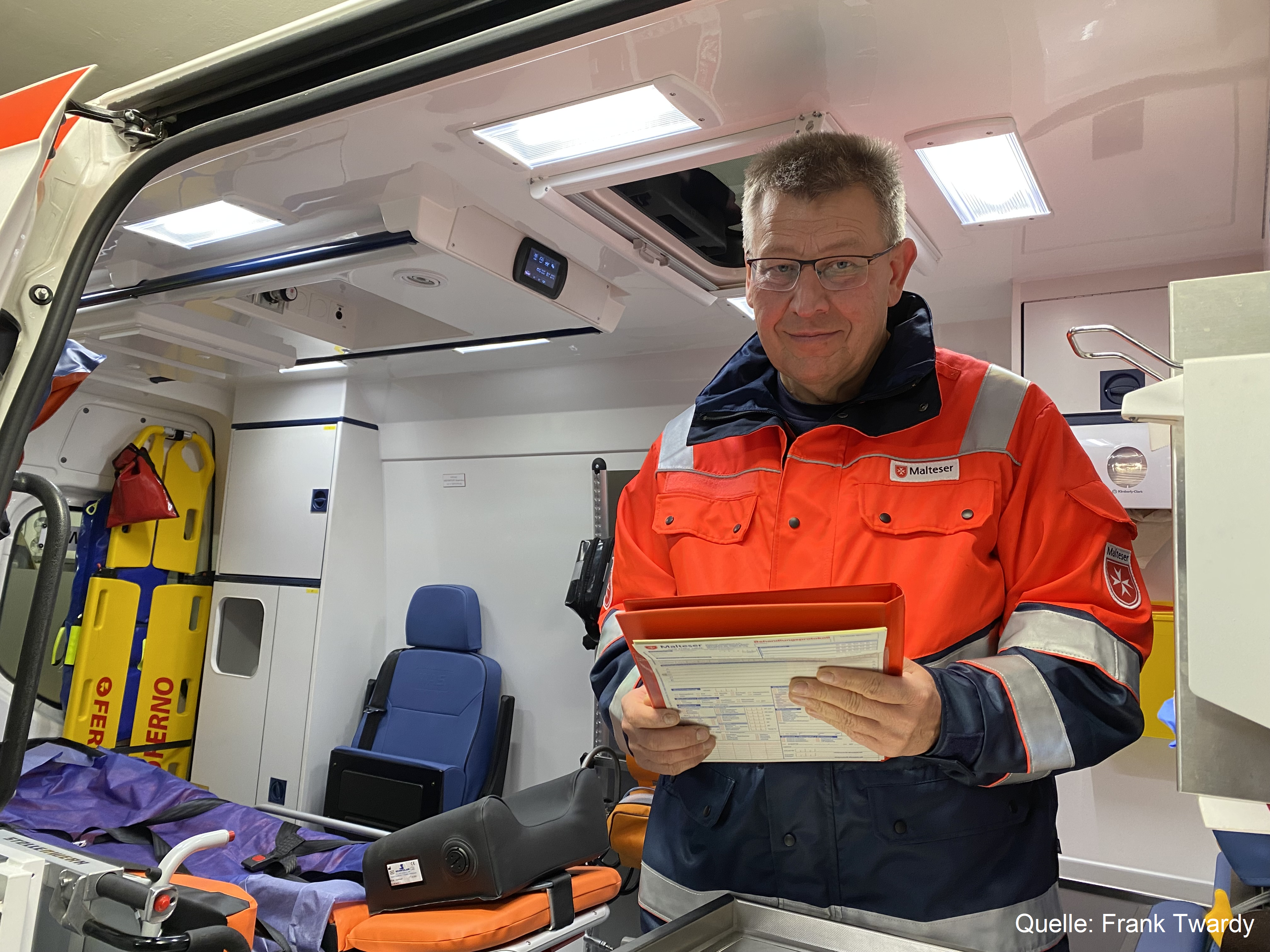 Frank Twardy in Malteser Uniform im Krankenwagen