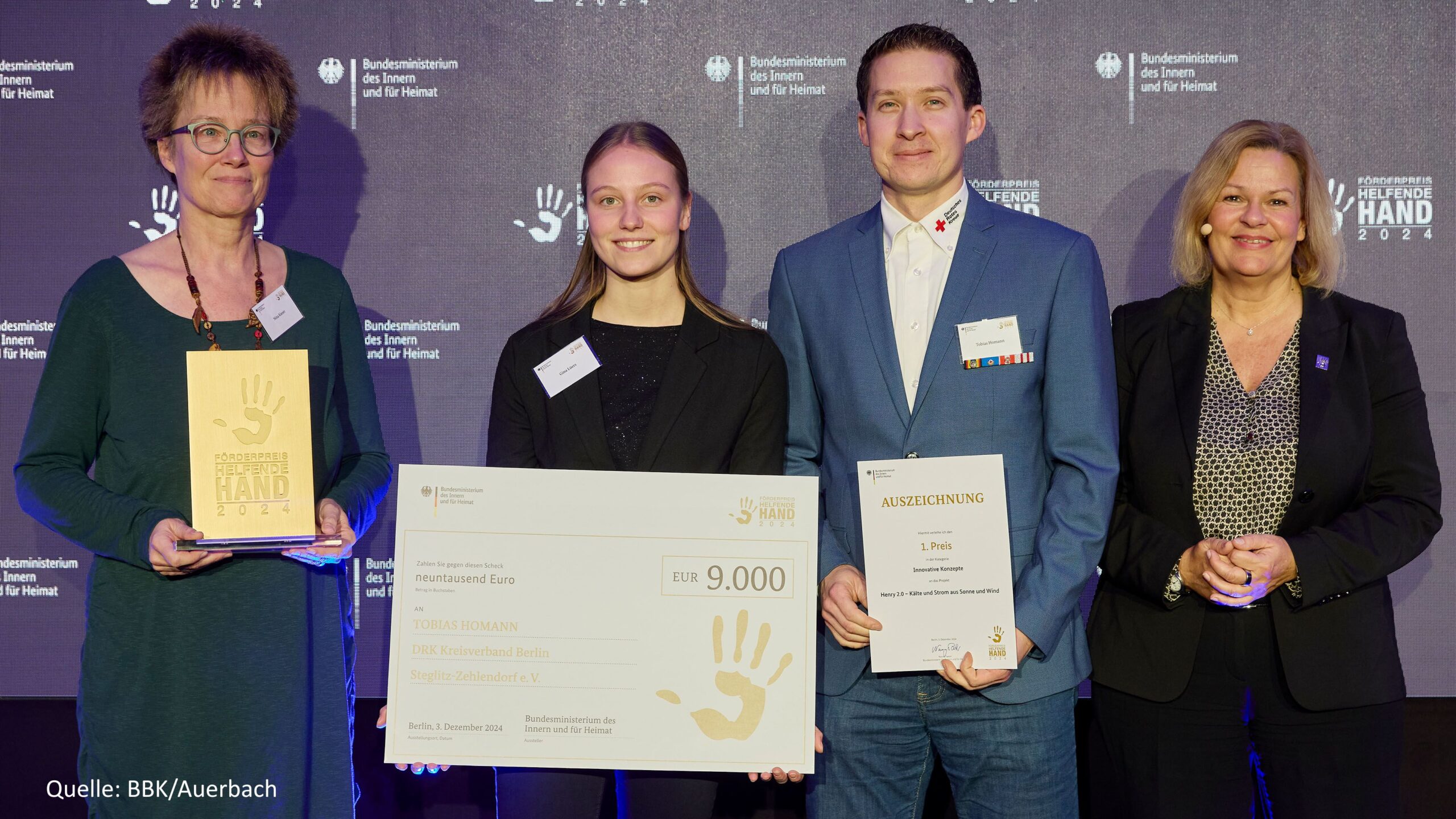 Bundesinnenministerin Nancy Faeser mit den Preisträgerinnen und Preisträgern der Helfenden Hand, Kategorie Innovative Konzepte, Platz 1. DRK-Kreisverbandes Berlin Steglitz-Zehlendorf für das Projekt "Henry 2.0 – Kälte und Strom aus Sonne und Wind“ 