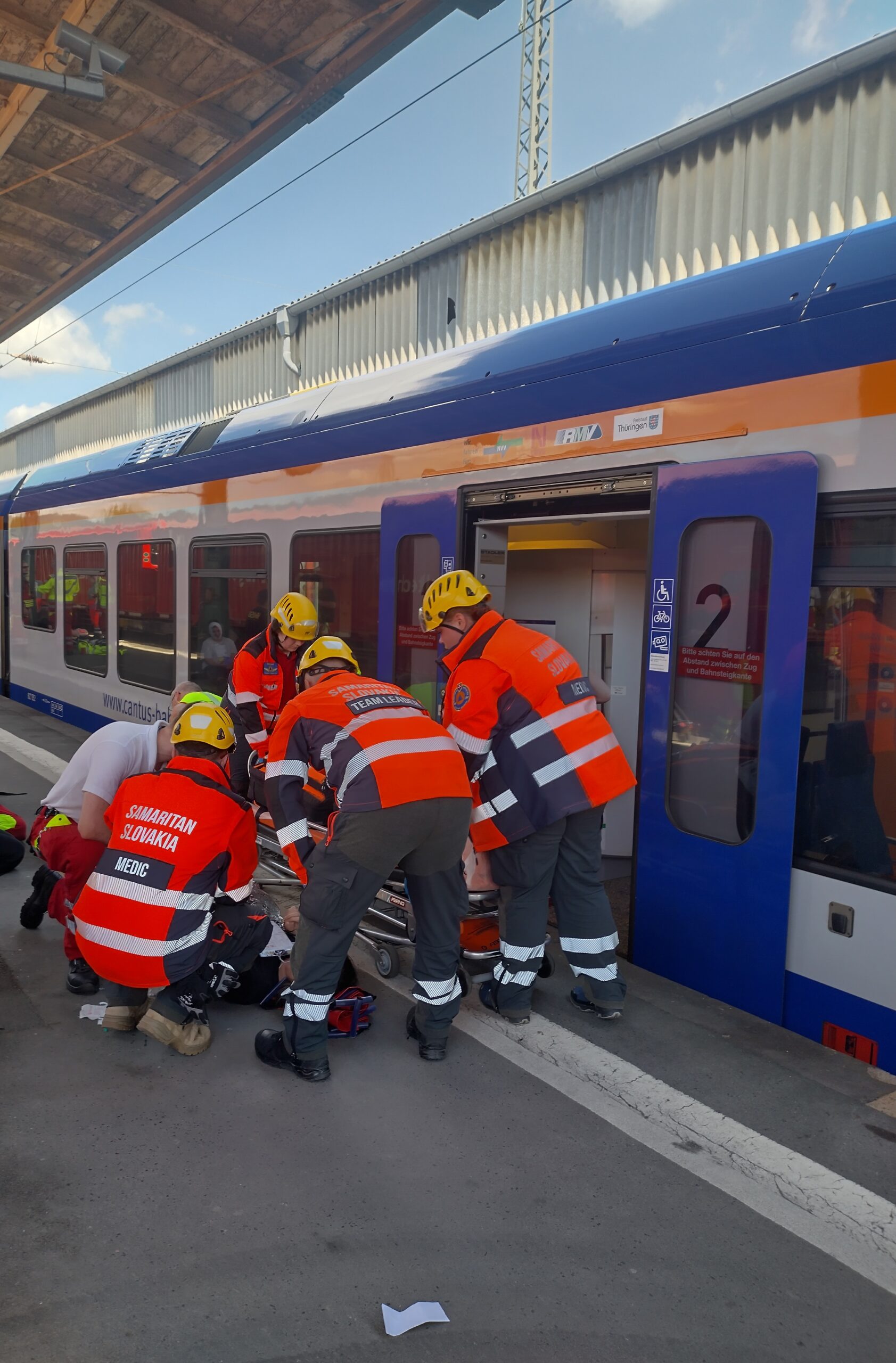 Einsatzkräfte versorgen Patienten am Bahnsteig.