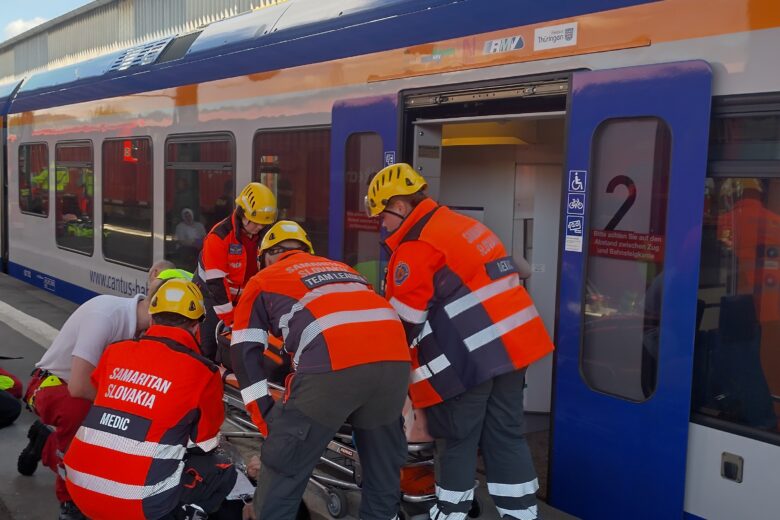 Einsatzkräfte versorgen Patienten am Bahnsteig.