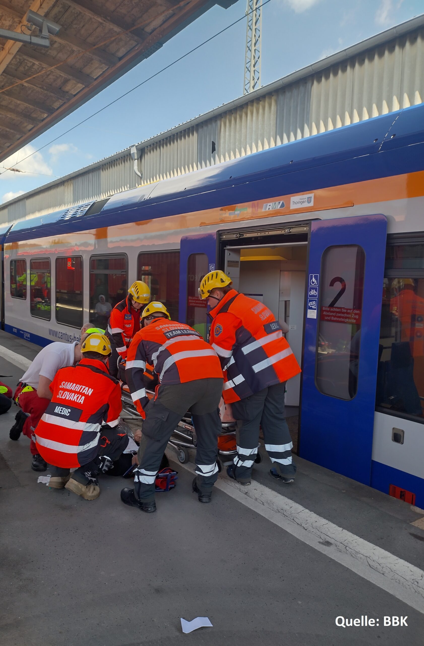 Einsatzkräfte versorgen Patienten am Bahnsteig.