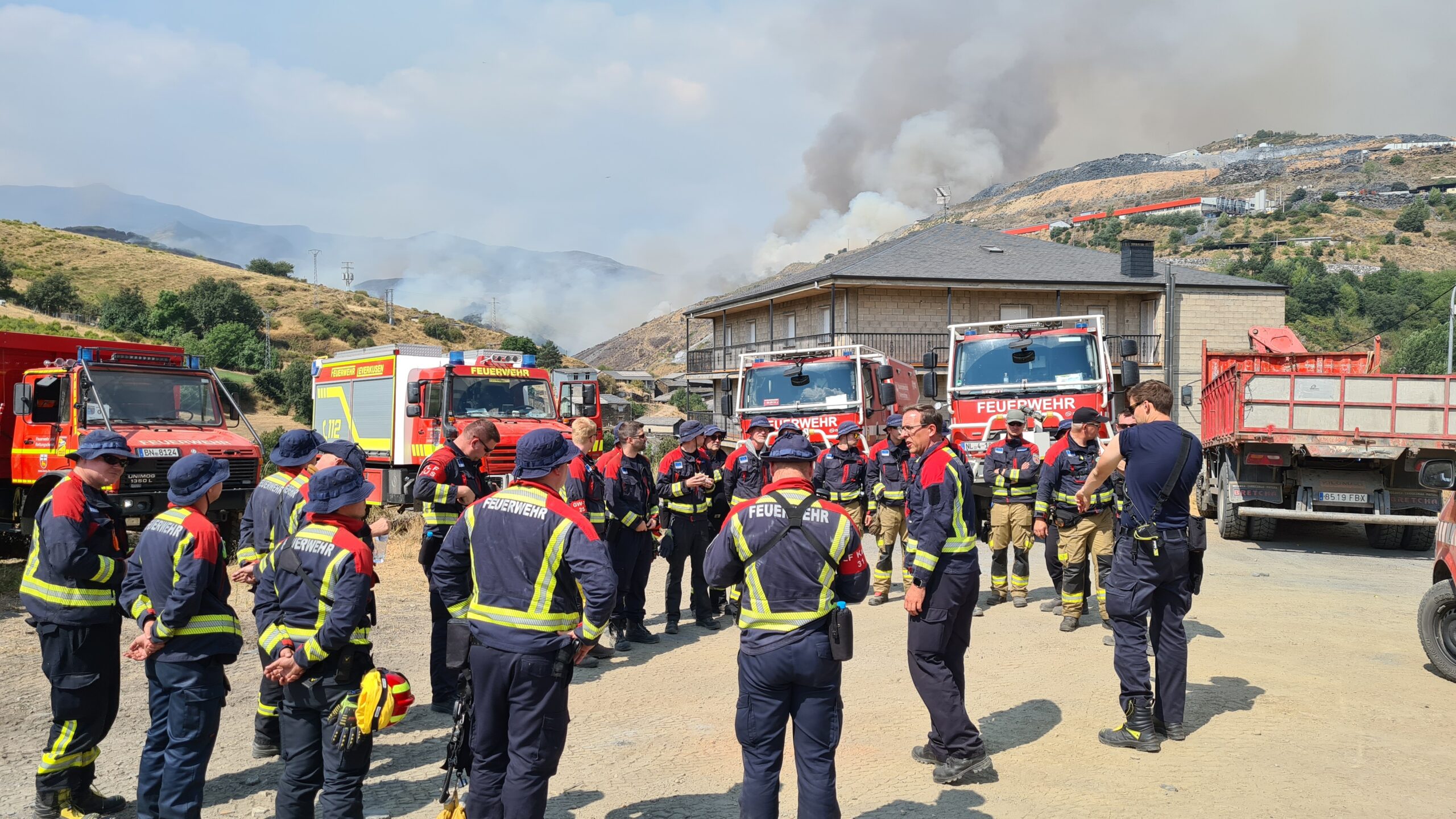 Besprechung einer größeren Gruppe der Einsatzkräfte