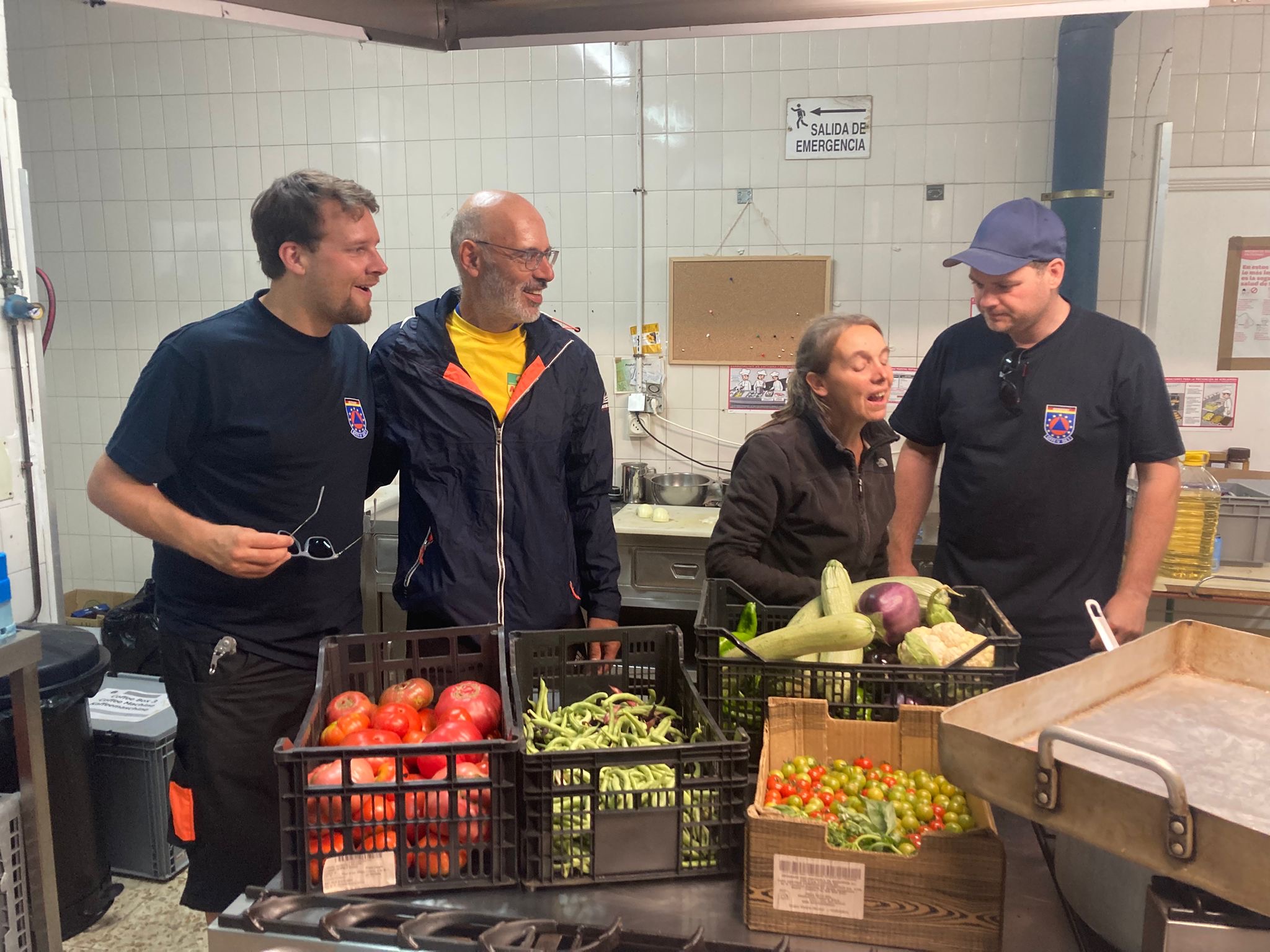 Anwohner versorgen die Einsatzkräfte mit Lebensmitteln.